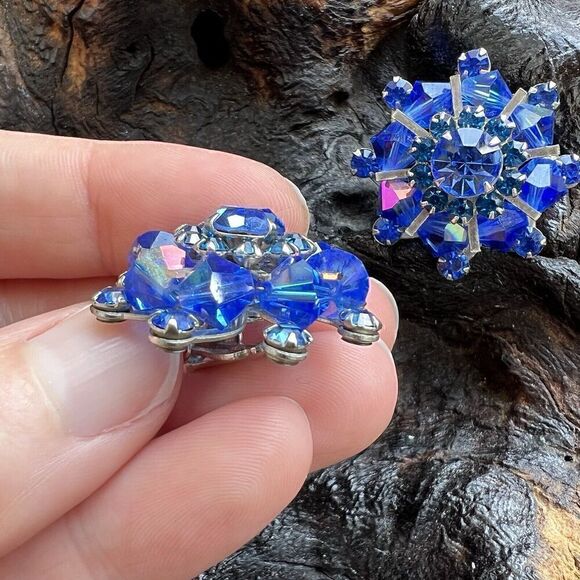 Vintage Weiss Aurora Borealis Rhinestone Clip Earrings Blue Flower Cluster Star - Picture 6 of 14